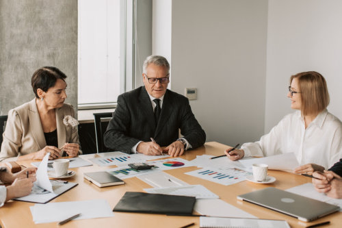 Consultant finance conseille une entreprise autour d'un bureau