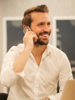 Photo d'un consultant responsable achat stratégique au téléphone