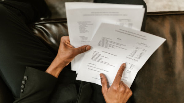 Conseil d'une consultante finance pointant des documents