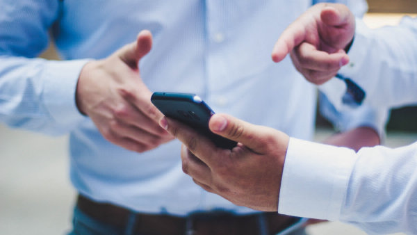 Discussion entre professionnels devant un portable