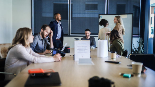 Équipe de consultants collaborent dans un bureau sur un projet stratégique