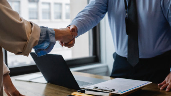 Poignée de main entre un consultant achats et un professionnel