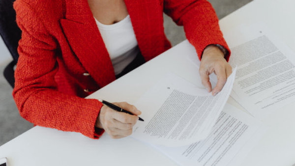 Mission d'une consultante finance sur un bureau avec des documents
