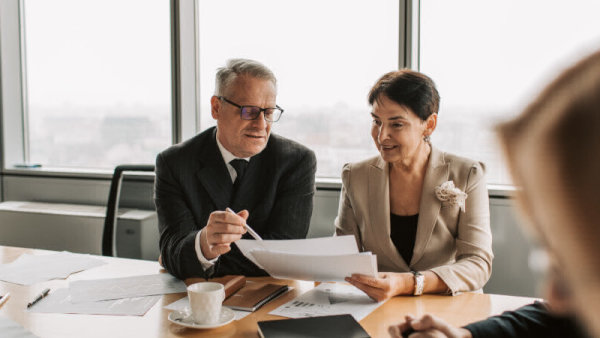 Consultant indépendant conseille entreprise en regardant des documents